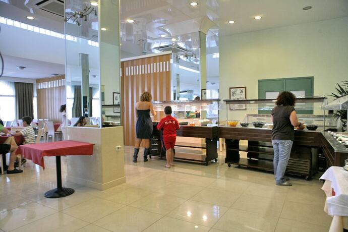 Imagen del bar/restaurante del Hotel Silver Bay And Bungalows. Foto 15