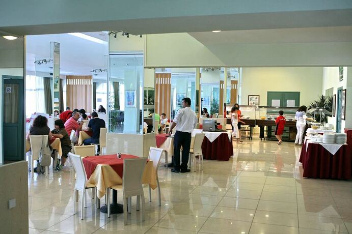 Imagen del bar/restaurante del Hotel Silver Bay And Bungalows. Foto 16