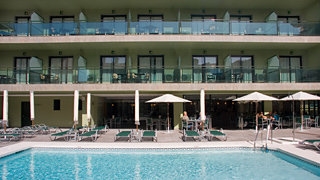 Imagen de la piscina del Hotel Silver Beach Villas. Foto 1