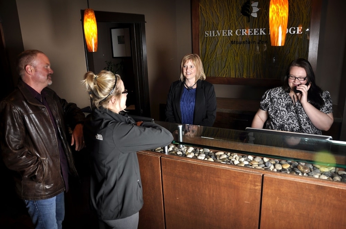 Imagen de los interiores del Hotel Silver Creek Lodge, Canmore. Foto 19