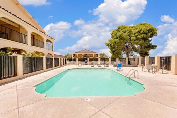 Imagen de la piscina del Hotel Silver Queen Inn. Foto 7
