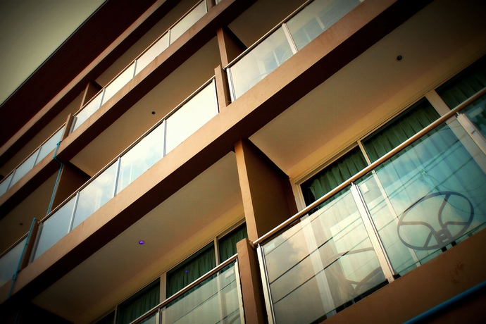 Imagen de los exteriores del Hotel Silver Sand Suites. Foto 9