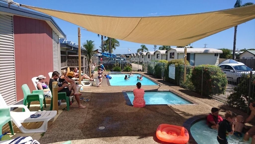Imagen de la piscina del Hotel Silver Sands Tourist Park. Foto 16