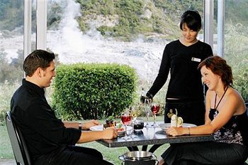 Imagen del bar/restaurante del Hotel SilverOaks Geyserland. Foto 2