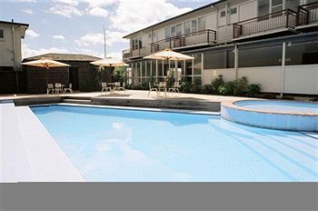 Imagen de la piscina del Hotel SilverOaks Geyserland. Foto 20