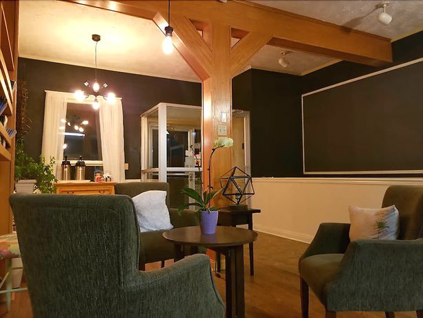 Imagen de los interiores del Hotel Silverwood Inn and Suites. Foto 18