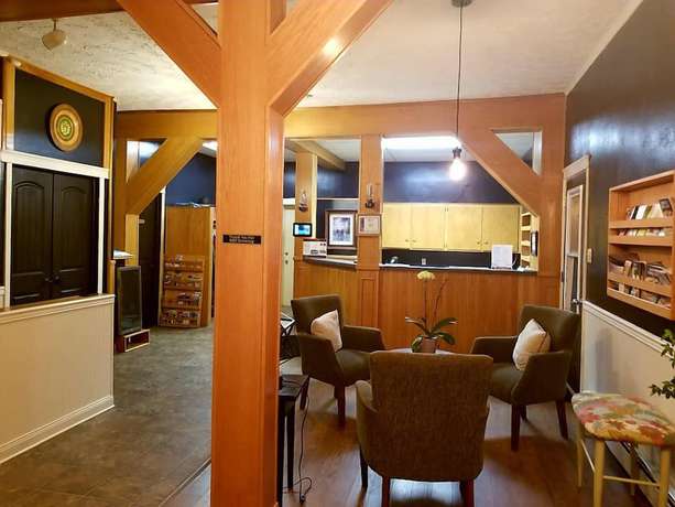 Imagen de los interiores del Hotel Silverwood Inn and Suites. Foto 19