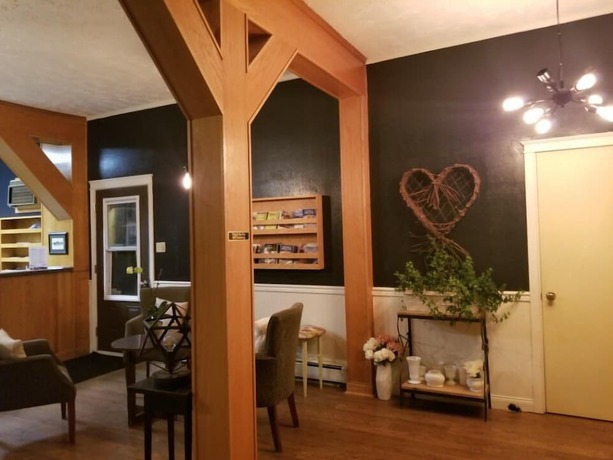 Imagen de los interiores del Hotel Silverwood Inn and Suites. Foto 20