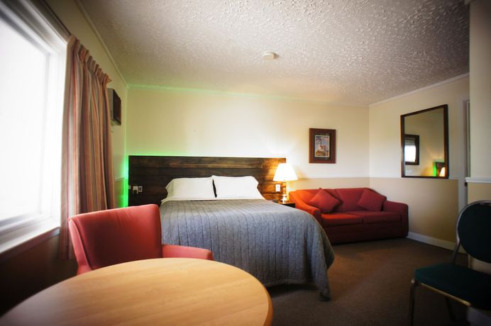 Imagen de la habitación del Hotel Silverwood Inn and Suites. Foto 14