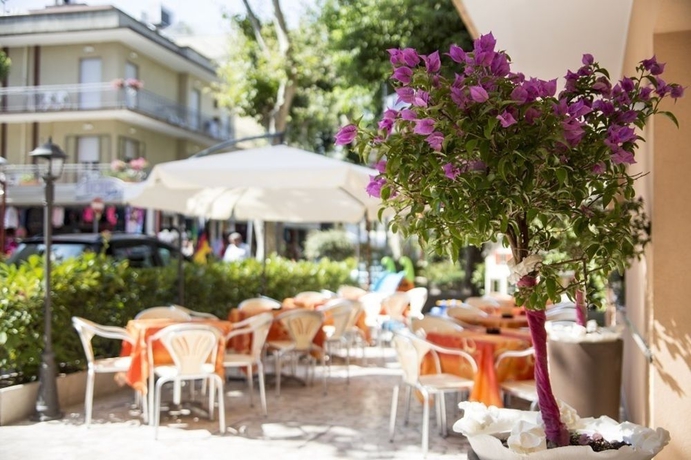 Imagen de los exteriores del Hotel Silvia Misano Adriatico. Foto 11