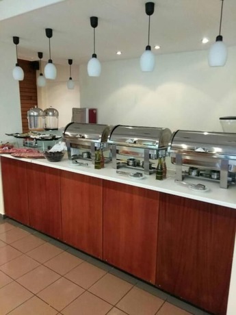 Imagen del bar/restaurante del Hotel SimOtel Ermis. Foto 2