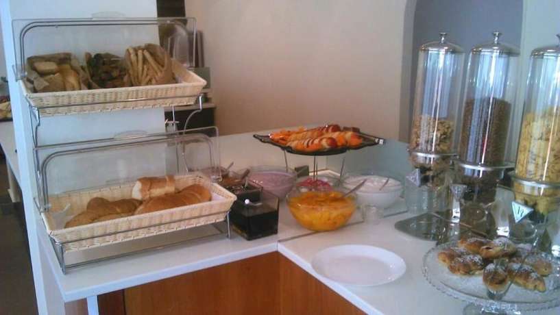 Imagen del bar/restaurante del Hotel SimOtel Ermis. Foto 6