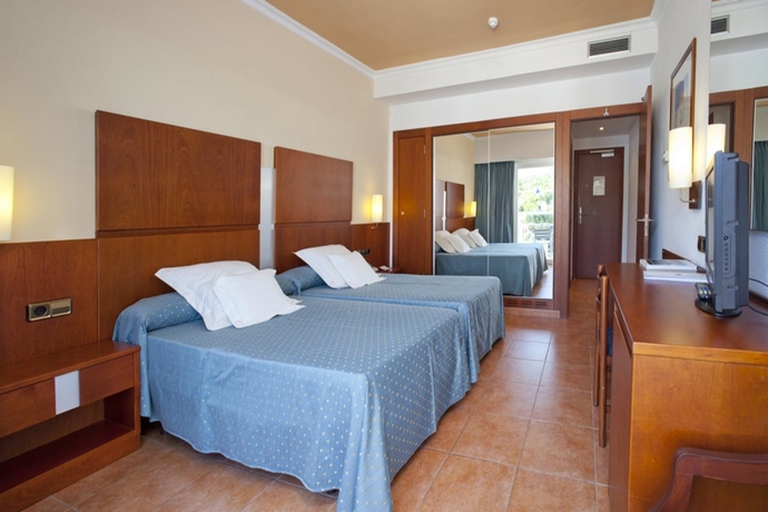 Imagen de la habitación del Hotel Simbad, Playa de Talamanca. Foto 14