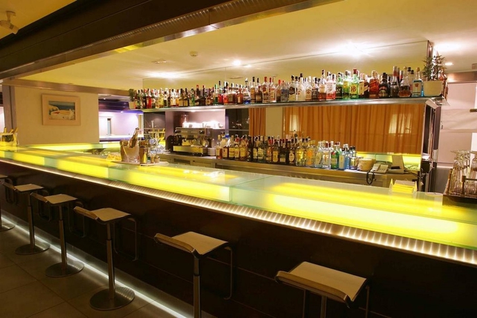 Imagen del bar/restaurante del Hotel Simbad, Playa de Talamanca. Foto 13