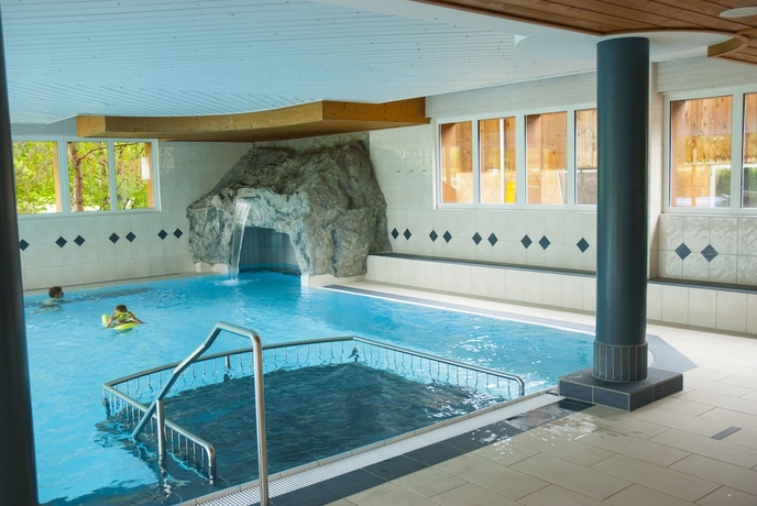 Imagen de la piscina del Hotel Simmenhof. Foto 17