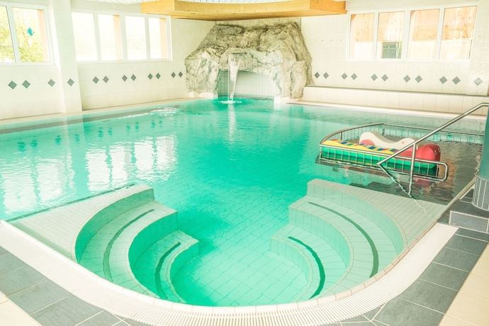 Imagen de la piscina del Hotel Simmenhof. Foto 18