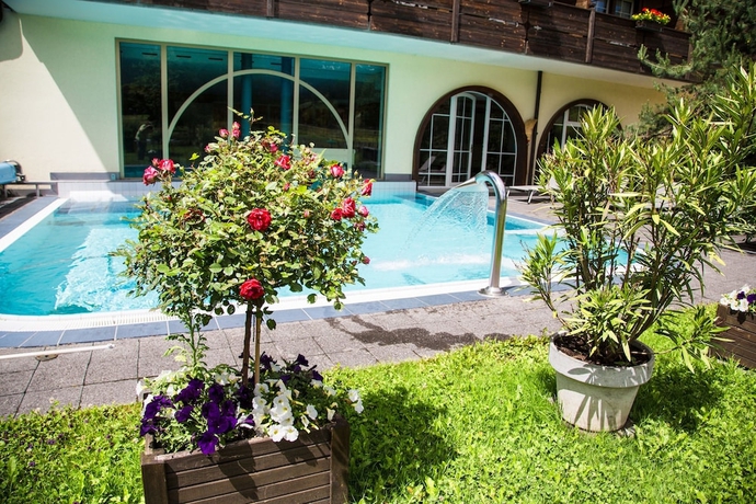 Imagen de la piscina del Hotel Simmenhof. Foto 19