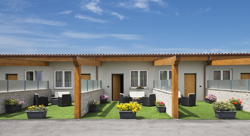 Imagen de los exteriores del Hotel Simon, Pomezia. Foto 15