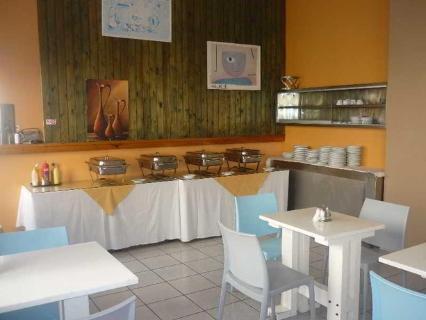 Imagen del bar/restaurante del Hotel Simple Hersonissos Blue. Foto 2