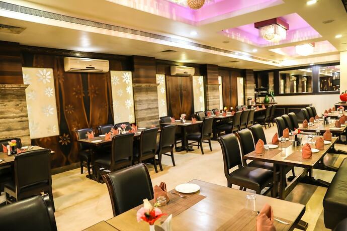 Imagen del bar/restaurante del Hotel Simran. Foto 13