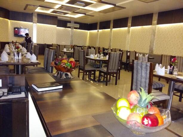 Imagen del bar/restaurante del Hotel Simran. Foto 14