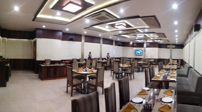 Imagen del bar/restaurante del Hotel Simran. Foto 15