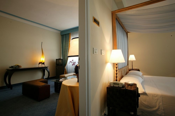 Imagen de los interiores del Hotel Sina Astor. Foto 13