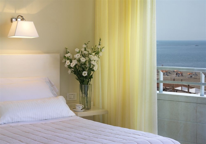 Imagen de la habitación del Hotel Sina Astor. Foto 10