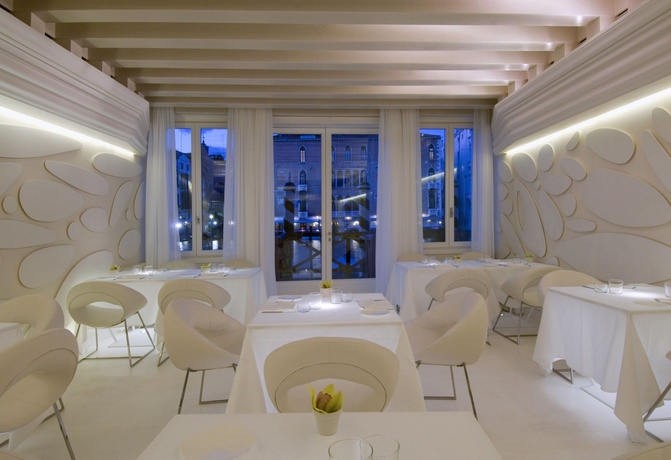 Imagen del bar/restaurante del Hotel Sina Centurion Palace. Foto 5