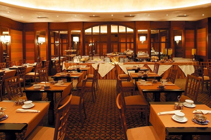 Imagen del bar/restaurante del Hotel Sina De La Ville. Foto 2