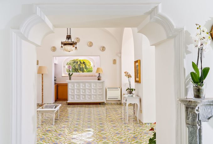 Imagen de los interiores del Hotel Sina Flora. Foto 8