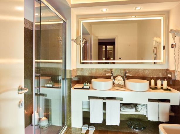 Imagen de la habitación del Hotel Sina Villa Medici, Autograph Collection. Foto 6