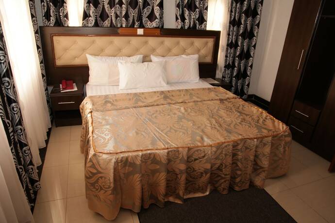 Imagen de la habitación del Hotel Sinai Suites. Foto 13