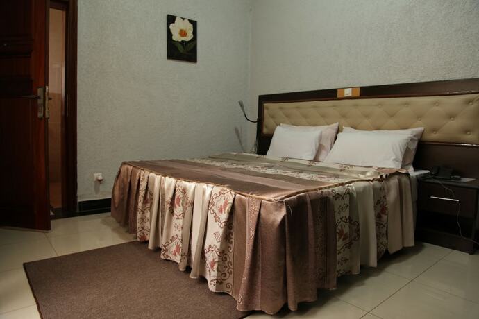 Imagen de la habitación del Hotel Sinai Suites. Foto 17