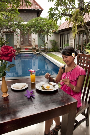 Imagen del bar/restaurante del Hotel Sindhu Mertha Suite. Foto 4