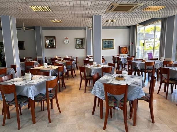 Imagen del bar/restaurante del Hotel Singapore, Cervia. Foto 2