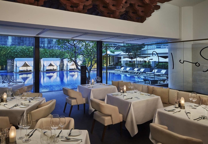 Imagen de la piscina del Hotel Singapore Marriott Tang Plaza. Foto 13