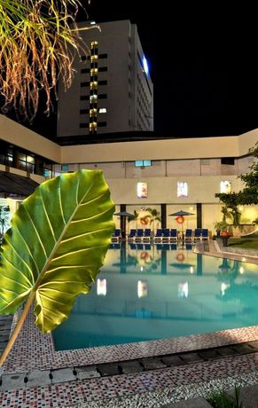 Imagen de la piscina del Hotel Singgasana Makassar. Foto 7