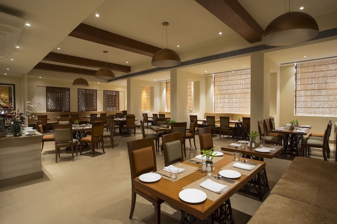 Imagen del bar/restaurante del Hotel Singhania Sarovar Portico. Foto 2