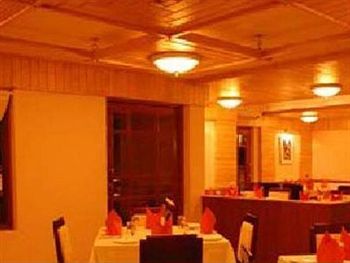 Imagen del bar/restaurante del Hotel Sinq Beach Resort. Foto 5