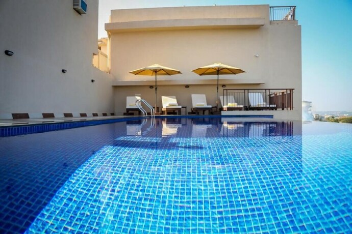 Imagen de la piscina del Hotel Sinq Edge. Foto 26