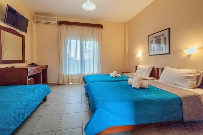 Imagen general del Hotel Sintrivanis Beach Resort. Foto 10