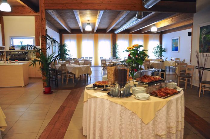 Imagen del bar/restaurante del Hotel Sira Resort. Foto 7