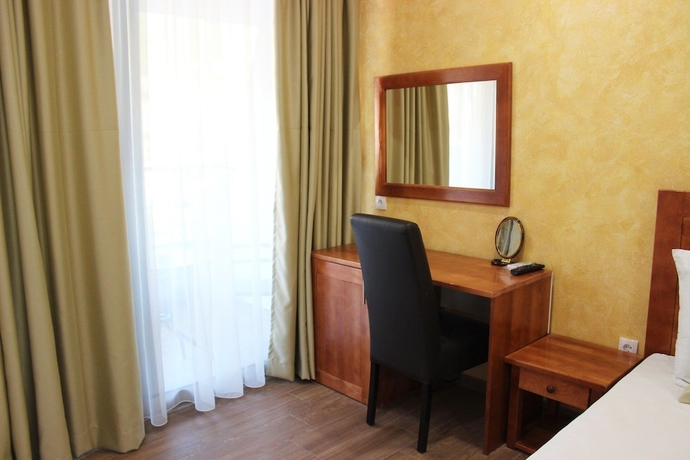 Imagen de la habitación del Hotel Sirena Marta. Foto 7