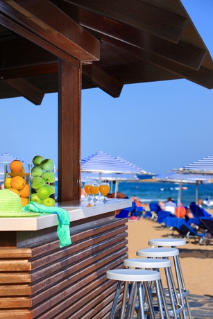 Imagen del bar/restaurante del Hotel Sirens Beach and Village. Foto 3