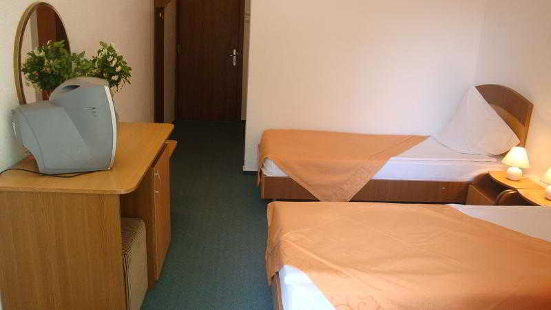Imagen de la habitación del Hotel Siret Saturn. Foto 3
