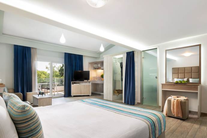Imagen de la habitación del Hotel Sirines Complex. Foto 4