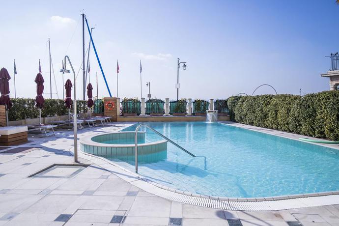 Imagen de la piscina del Hotel Sirmione Terme. Foto 8