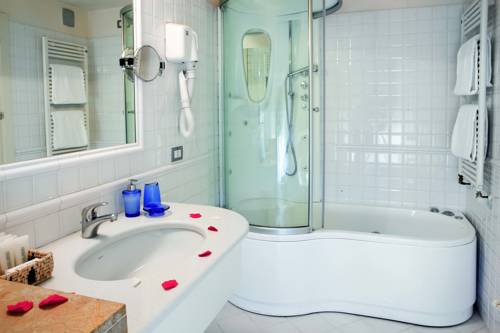 Imagen de la habitación del Hotel Sirolo. Foto 8