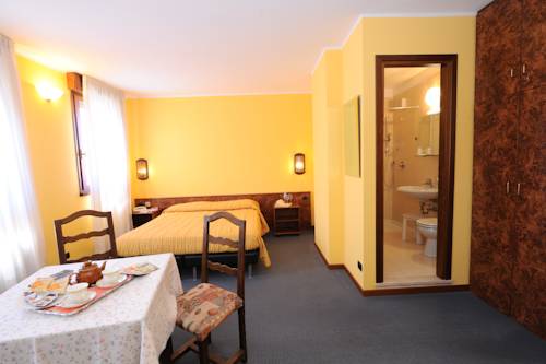 Imagen de la habitación del Hotel Siros. Foto 3